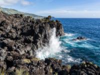 Donnernde Wellen an der Lavazunge am Ende des Küstenweges - Silveira - Pico